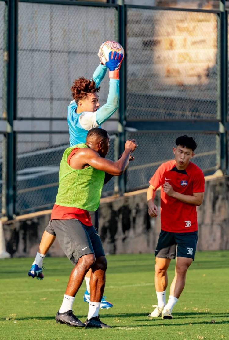 比赛中球员们拼尽全力,取得胜利 比赛中球员们拼尽全力,取得胜利