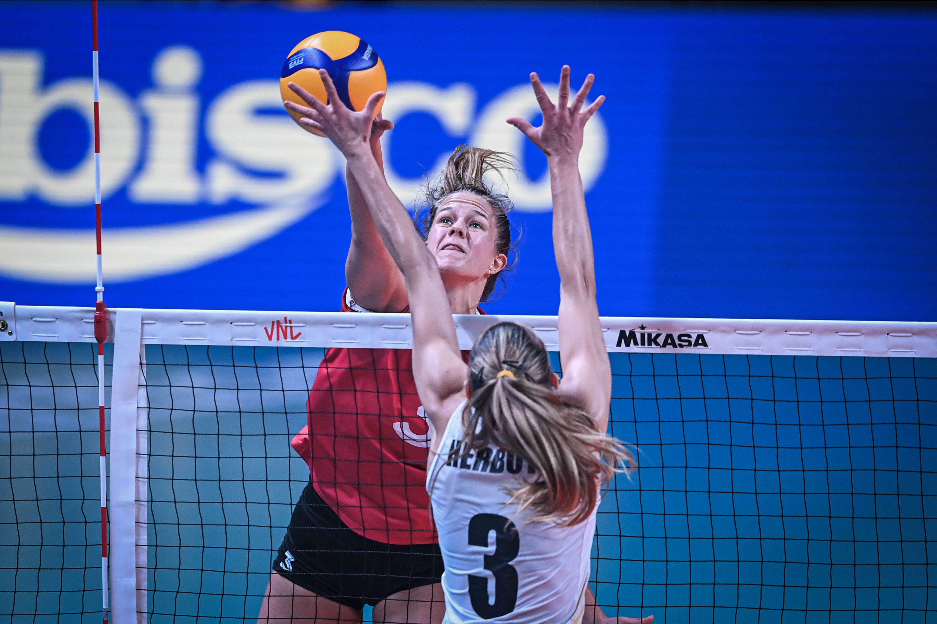 加拿大女子足球冠军青睐加盟英国联赛 加拿大女子足球冠军青睐加盟英国联赛