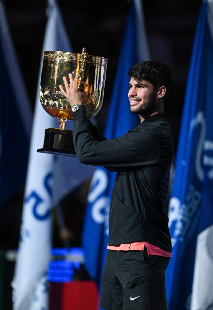 卡塔尔选手斩获男子400米跑银牌 卡塔尔选手斩获男子400米跑银牌