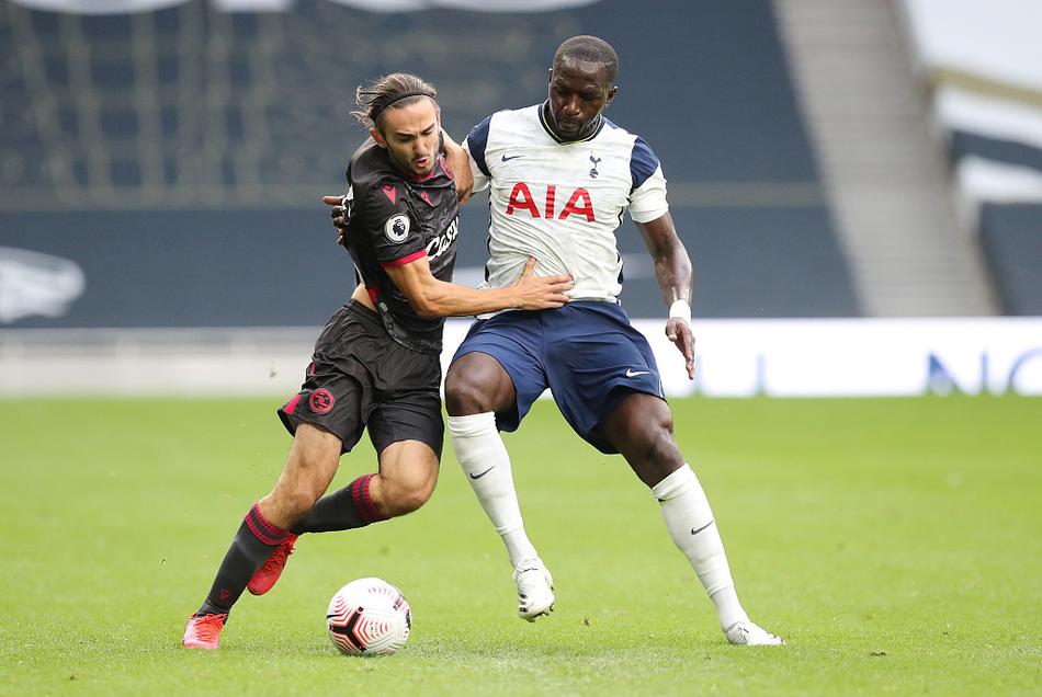 星空体育-雷丁客场逼平热刺，保级前景渐显