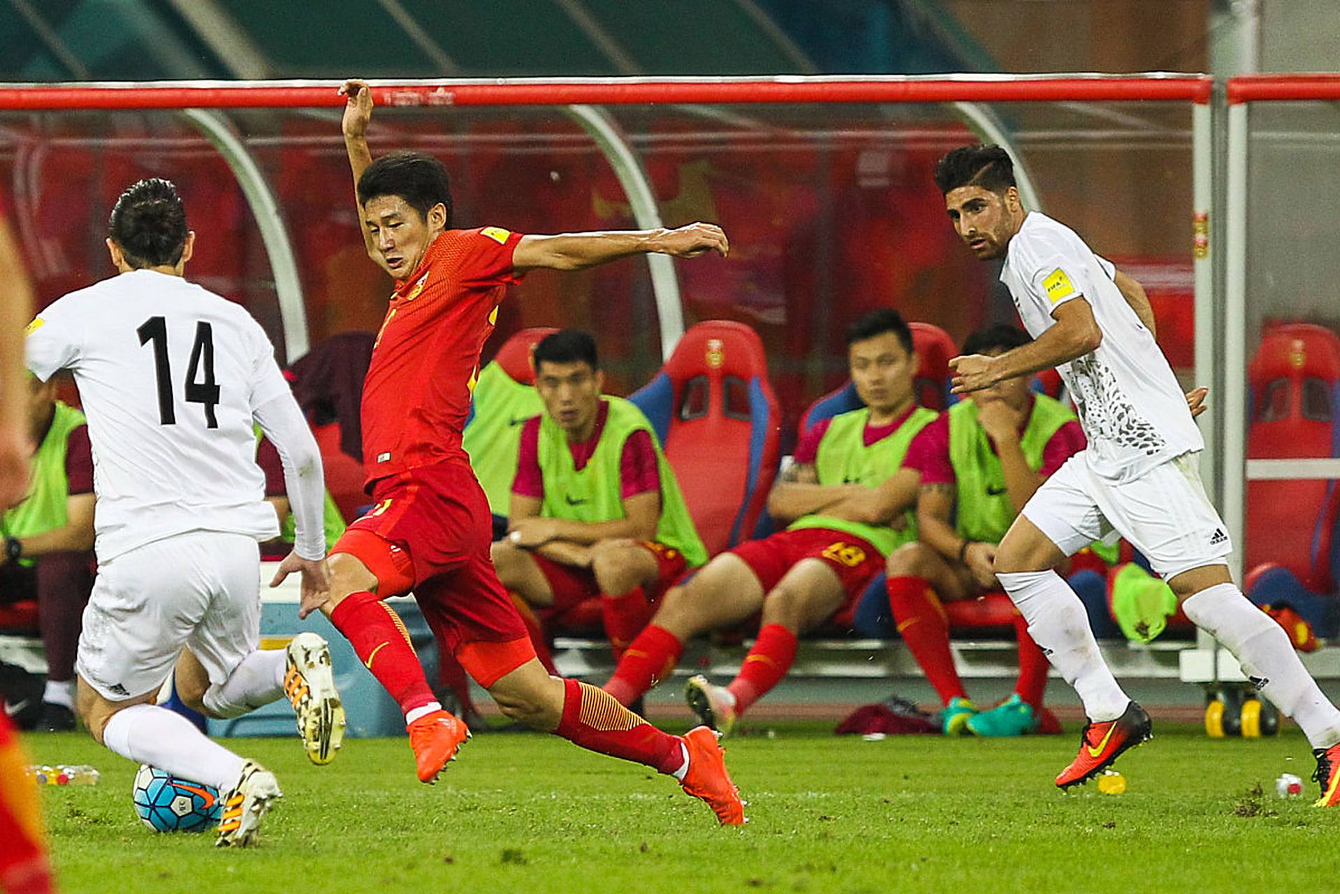 星空体育官网入口-国家队表现出色，力压强敌取得胜利