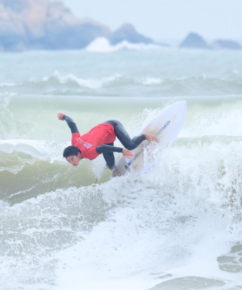 星空体育官网入口-喜庆时刻：冲浪选手欢腾登顶