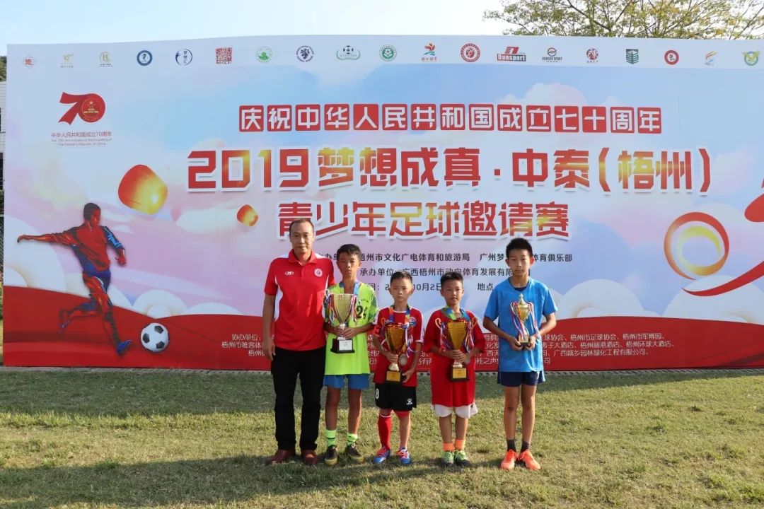 星空体育官网入口-南非游泳选手再登颁奖台，实现梦想