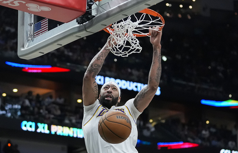 星空体育官方网站-鹈鹕关键时刻发挥出色，战胜劲敌迈向成功