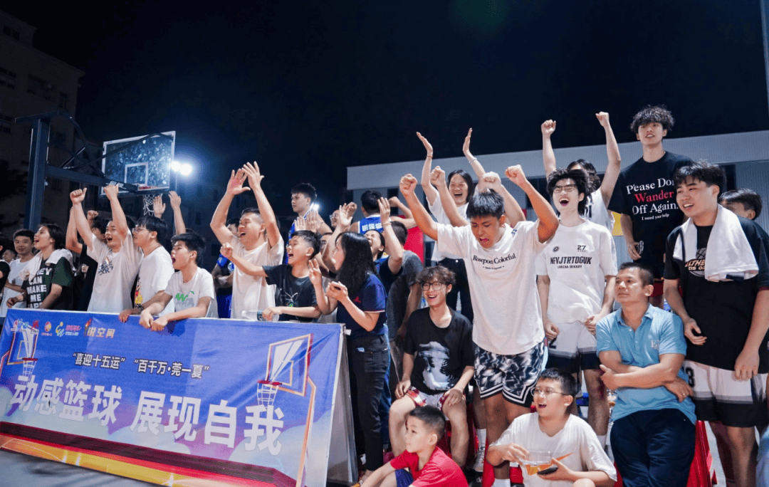 星空体育官方网站-劲敌对决，赛场气氛紧张且火爆